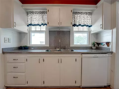 Kitchen - 320 E Washington Ave, Guthrie, OK 73044 photo 6 of 7