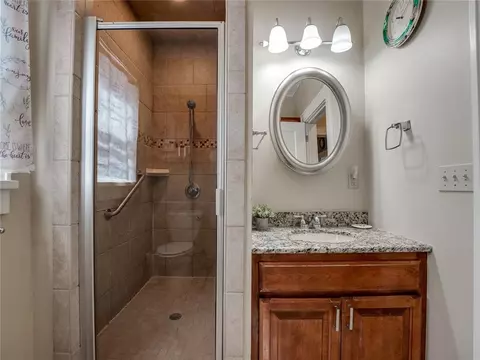 Bath - 320 E Washington Ave, Guthrie, OK 73044 photo 2 of 2