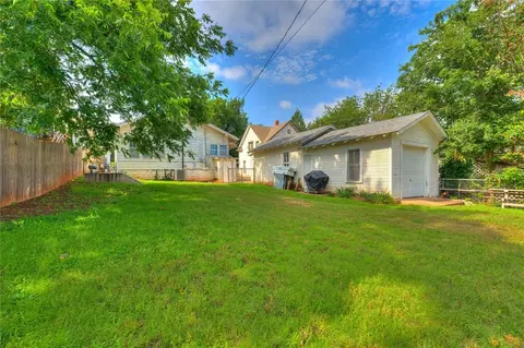 Exterior - 320 E Washington Ave, Guthrie, OK 73044 photo 3 of 7