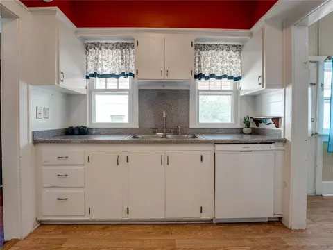 Kitchen - 320 E Washington Ave, Guthrie, OK 73044 photo 5 of 7