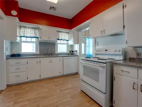Kitchen - 320 E Washington Ave, Guthrie, OK 73044 photo 4 of 7