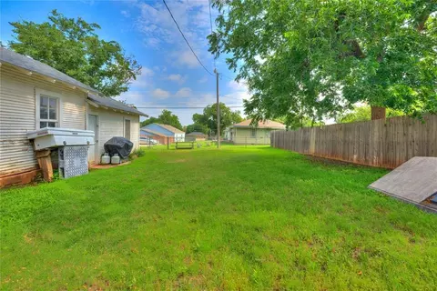 Exterior - 320 E Washington Ave, Guthrie, OK 73044 photo 1 of 7