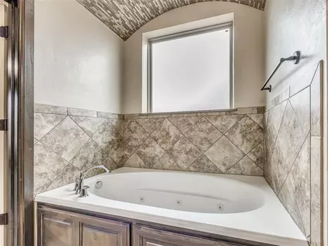 Bath - 4232 Hackney Wick Rd, Norman, OK 73072 photo 4 of 11