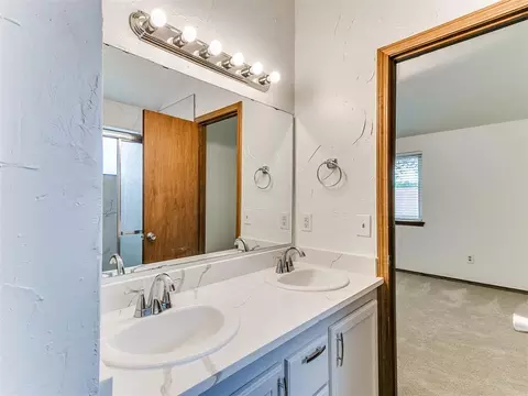 Bath - 4308 Trinity Dr, Shawnee, OK 74804 photo 3 of 6