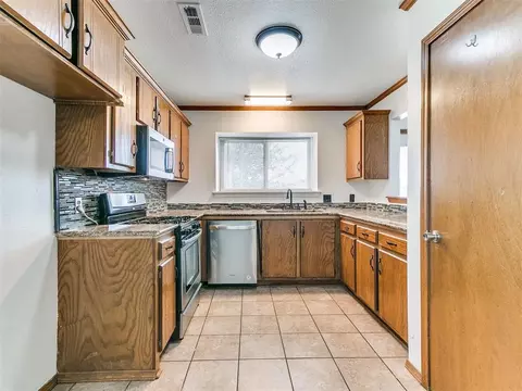 Kitchen - 4308 Trinity Dr, Shawnee, OK 74804 photo 2 of 6