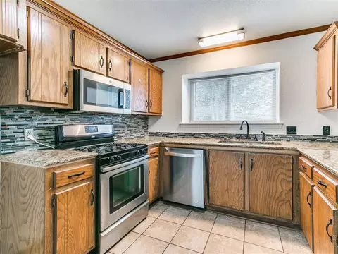 Kitchen - 4308 Trinity Dr, Shawnee, OK 74804 photo 3 of 6