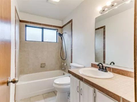Bath - 4308 Trinity Dr, Shawnee, OK 74804 photo 4 of 6