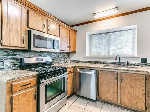 Kitchen - 4308 Trinity Dr, Shawnee, OK 74804 photo 4 of 6