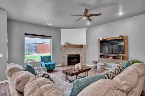 Living - 8917 E Brian Ln, Yukon, OK 73099 photo 1 of 2