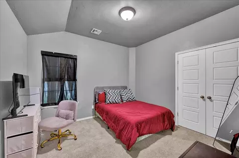 Bedroom - 8917 E Brian Ln, Yukon, OK 73099 photo 4 of 4