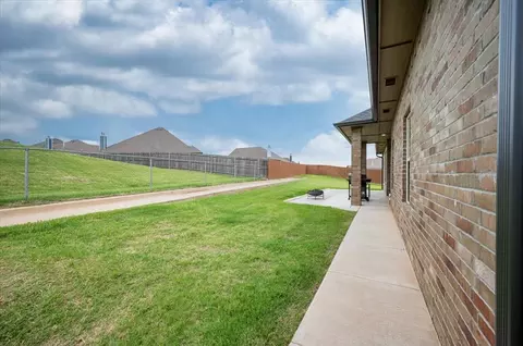 Exterior - 8917 E Brian Ln, Yukon, OK 73099 photo 5 of 7
