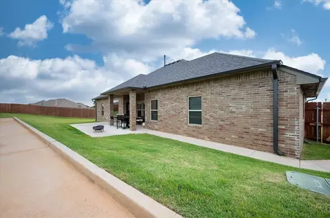 Exterior - 8917 E Brian Ln, Yukon, OK 73099 photo 4 of 7