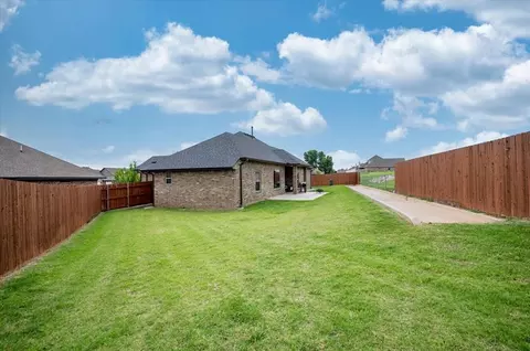 Exterior - 8917 E Brian Ln, Yukon, OK 73099 photo 6 of 7