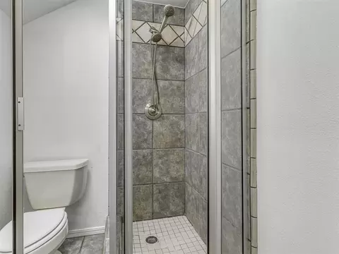 Bath - 3609 Hampton Ct, Norman, OK 73072 photo 6 of 6