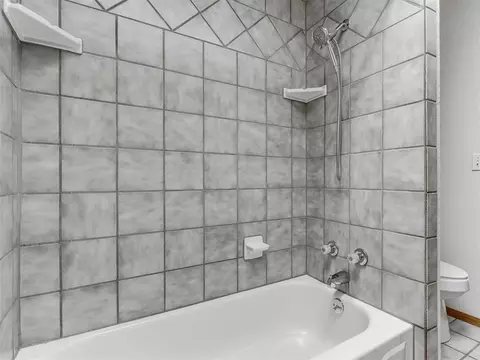 Bath - 3609 Hampton Ct, Norman, OK 73072 photo 4 of 6