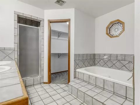 Bath - 3609 Hampton Ct, Norman, OK 73072 photo 1 of 6