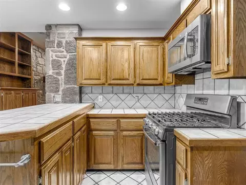 Kitchen - 3609 Hampton Ct, Norman, OK 73072 photo 2 of 4