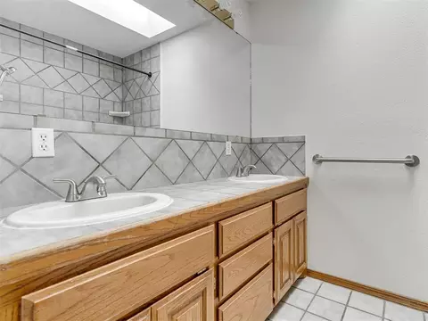 Bath - 3609 Hampton Ct, Norman, OK 73072 photo 3 of 6