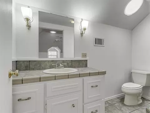 Bath - 3609 Hampton Ct, Norman, OK 73072 photo 5 of 6