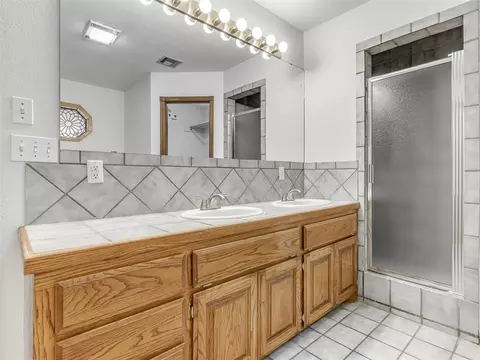 Bath - 3609 Hampton Ct, Norman, OK 73072 photo 2 of 6