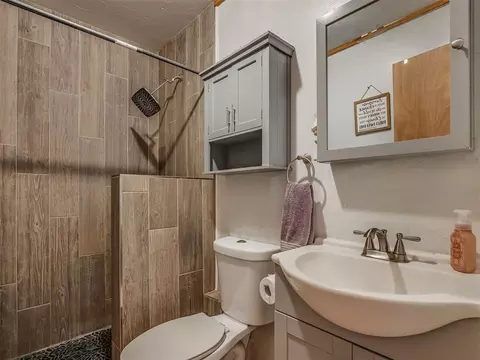 Bath - 335827 E Winding Rd, Mcloud, OK 74851 photo 1 of 4