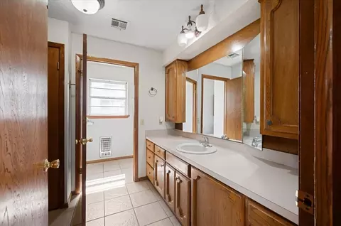 Bath - 407 S Third St, Binger, OK 73009 photo 1 of 3