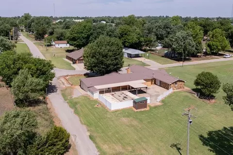 View/Area - 407 S Third St, Binger, OK 73009 photo 2 of 11