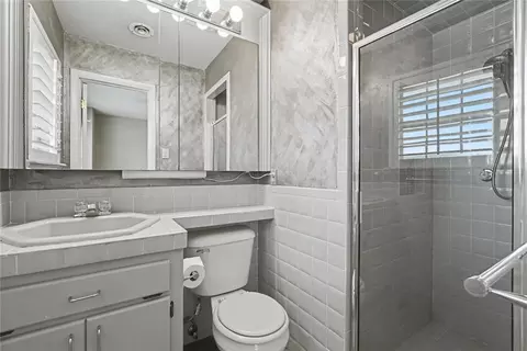 Bath - 345 Lakeside Dr, Altus, OK 73521 photo 1 of 4