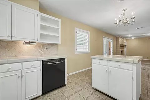 Kitchen - 345 Lakeside Dr, Altus, OK 73521 photo 4 of 6