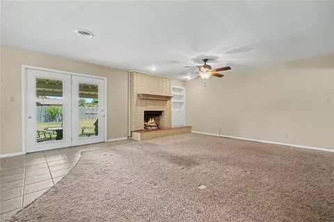 Living - 345 Lakeside Dr, Altus, OK 73521 photo 2 of 6