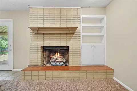 Living - 345 Lakeside Dr, Altus, OK 73521 photo 4 of 6