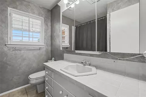 Bath - 345 Lakeside Dr, Altus, OK 73521 photo 3 of 4