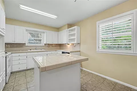 Kitchen - 345 Lakeside Dr, Altus, OK 73521 photo 2 of 6