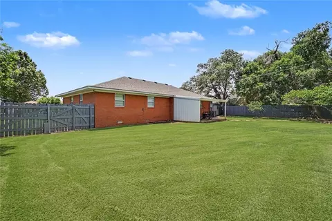 Exterior - 345 Lakeside Dr, Altus, OK 73521 photo 6 of 9