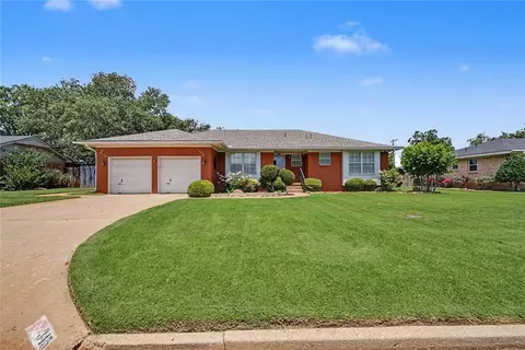 345 Lakeside Dr, Altus, OK 73521