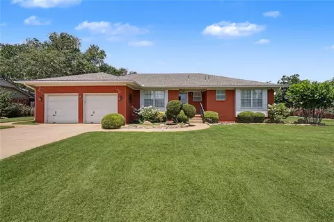 Exterior - 345 Lakeside Dr, Altus, OK 73521 photo 3 of 9
