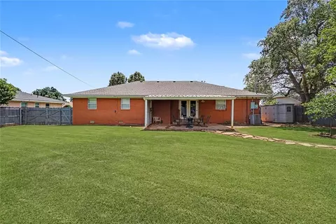 Exterior - 345 Lakeside Dr, Altus, OK 73521 photo 5 of 9