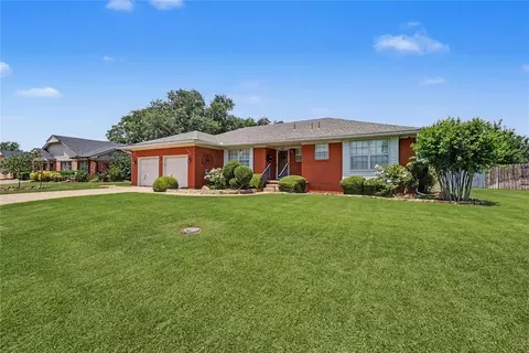 Exterior - 345 Lakeside Dr, Altus, OK 73521 photo 2 of 9
