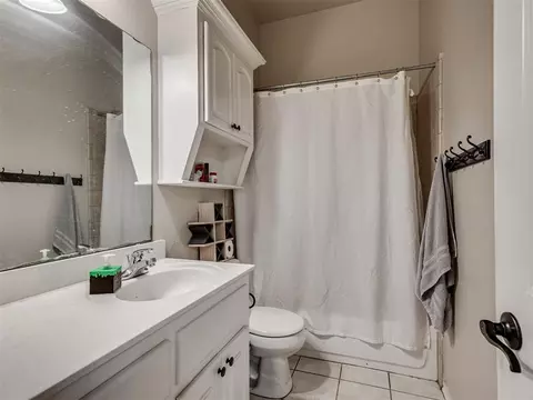 Bath - 417 Summit Bnd, Norman, OK 73071 photo 3 of 4