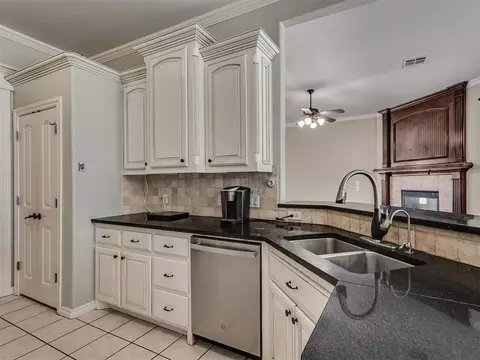 Kitchen - 417 Summit Bnd, Norman, OK 73071 photo 3 of 6
