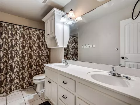 Bath - 417 Summit Bnd, Norman, OK 73071 photo 4 of 4
