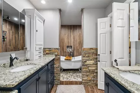 Bath - 8700 E Covell Rd, Arcadia, OK 73007 photo 1 of 7