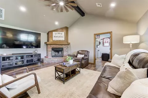 Living - 9100 Megans Way, Mcloud, OK 74851 photo 2 of 4