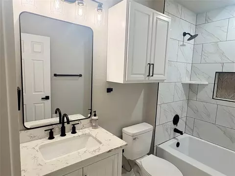 Bath - 905 Hickory St, Altus, OK 73521 photo 6 of 9