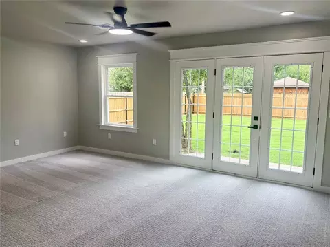 Living - 905 Hickory St, Altus, OK 73521 photo 6 of 6