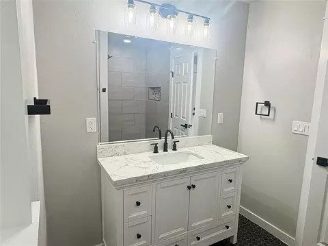 Bath - 905 Hickory St, Altus, OK 73521 photo 5 of 9