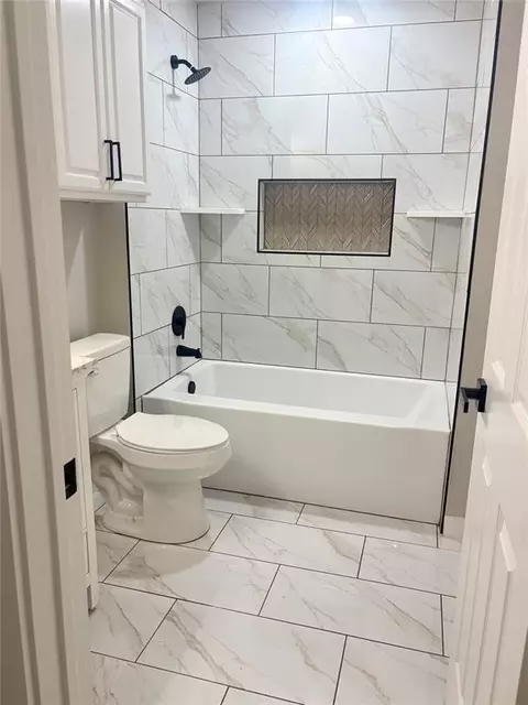 Bath - 905 Hickory St, Altus, OK 73521 photo 1 of 9