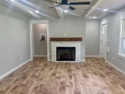 Living - 905 Hickory St, Altus, OK 73521 photo 2 of 6