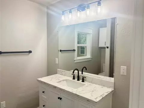 Bath - 905 Hickory St, Altus, OK 73521 photo 7 of 9