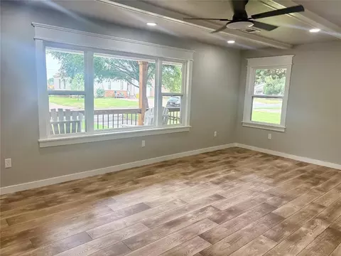 Living - 905 Hickory St, Altus, OK 73521 photo 3 of 6